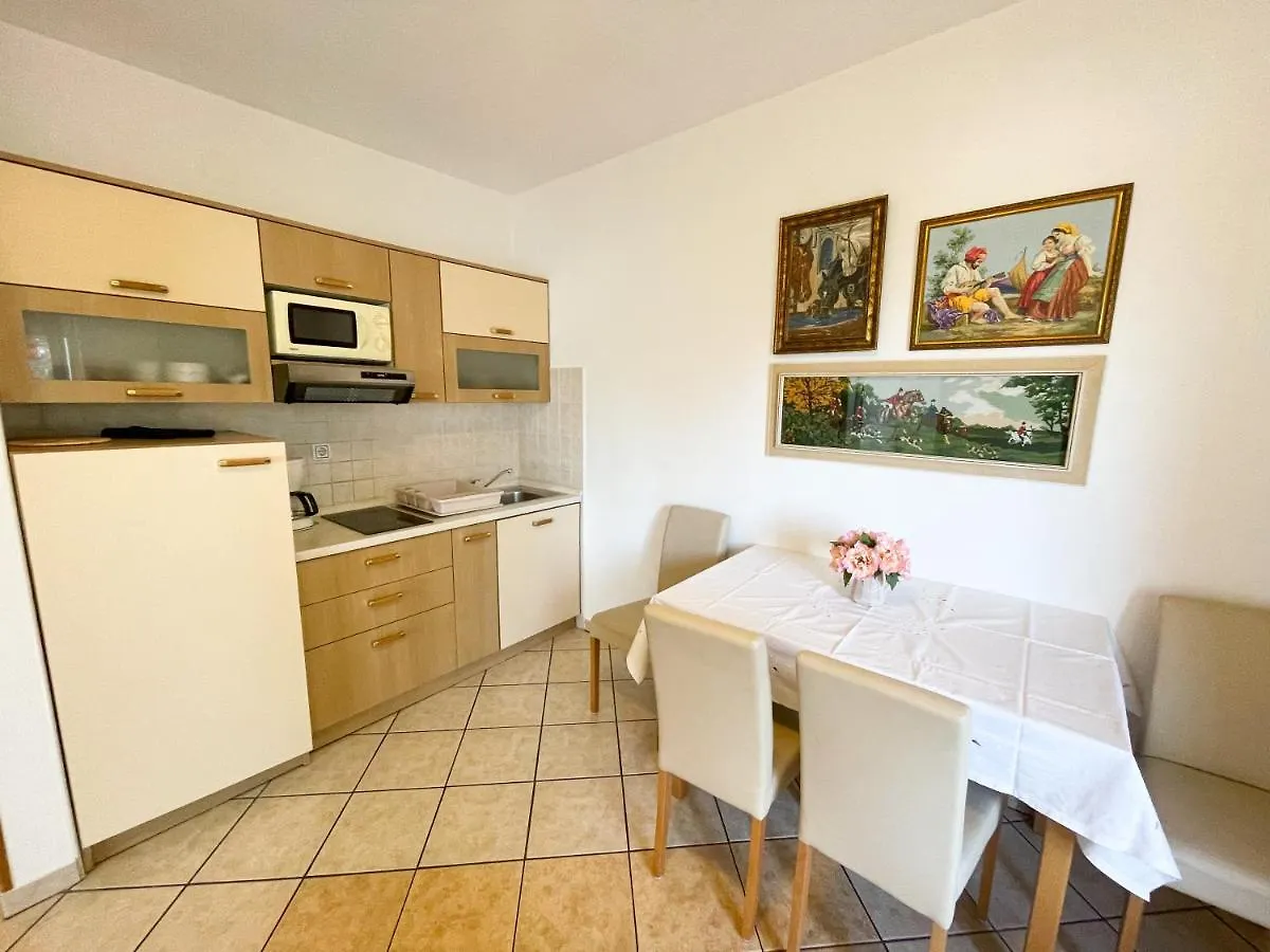 Apartments Kira Dramalj