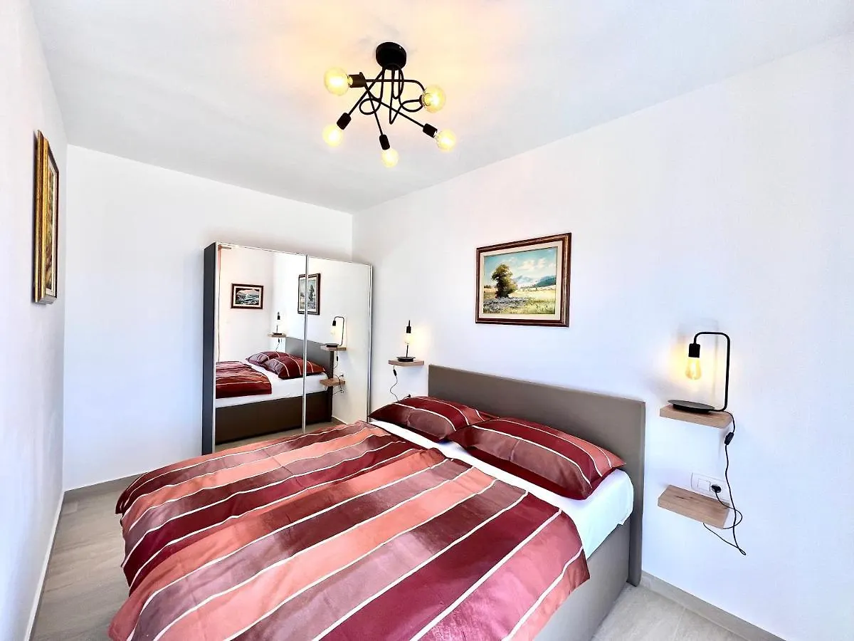 Apartments Kira Dramalj