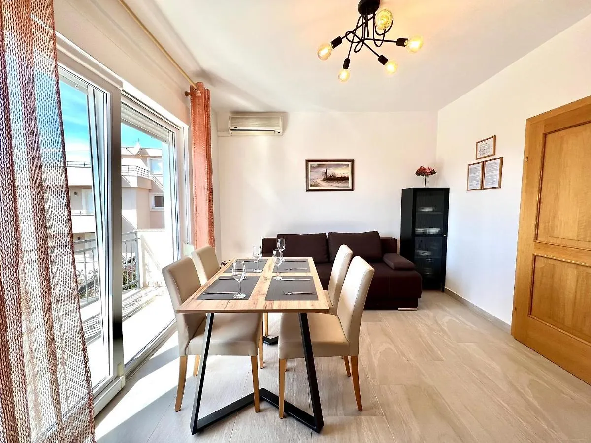 Apartments Kira Dramalj