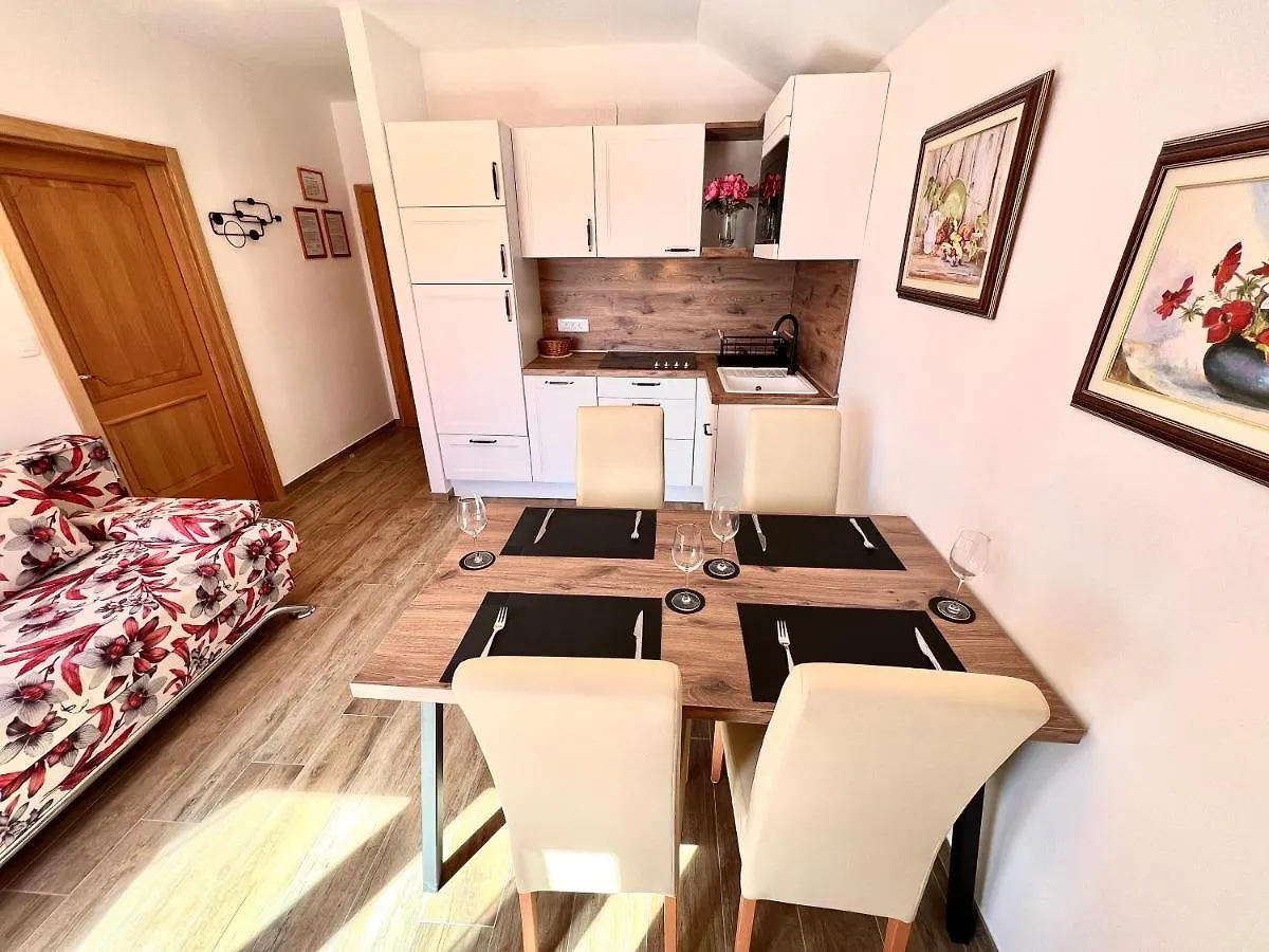 Apartments Kira Dramalj